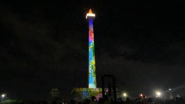 Video Mapping Monas Warnai Perayaan Tahun Baru 2025