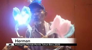 Semangat Pedagang Pernak-Pernik Ramaikan Malam Tahun Baru 2025