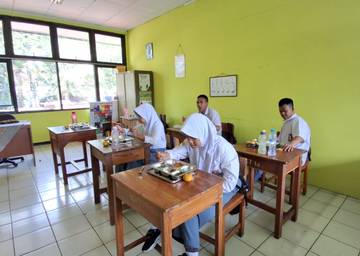 Makan Bergizi Gratis Diluncurkan, Siswa SLB Antusias 