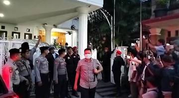 KPK Geledah Rumah Sekjen PDIP di Bekasi