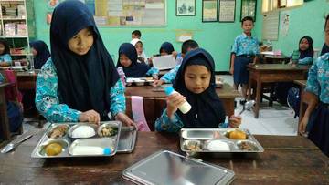 Senangnya Pelajar SDN Sragen 3 Menikmati Sajian Uji Coba Makan Bergizi Gratis 