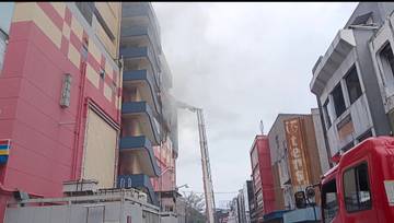 Petugas Damkar Berhasil Menaklukkan Kebakaran Glodok Plaza  