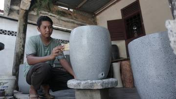 Perajin Bak Air Model Teraso di Aceh Barat