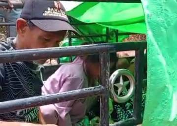 Jalan Hancur, Warga Melahirkan di Jalan