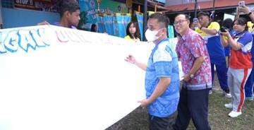 SMA Swasta Pancasetya Sintang Menggelar Aksi Pungut Sampah 