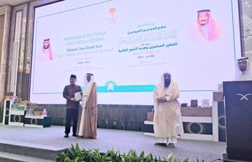 Arab Saudi Salurkan Puluhan Ton Kurma dan Al-Qur'an  