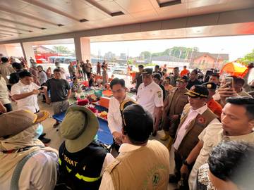 Wapres Tinjau Lokasi Pengungsian dan Banjir Bekasi  