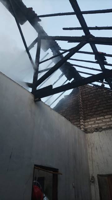 Pemadaman Api saat Rumah Kontrakan Terbakar di Sampang