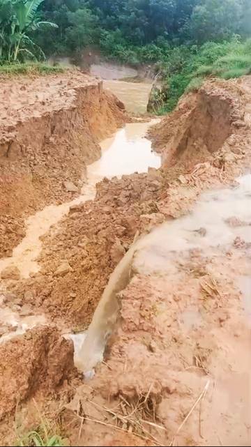 Banjir Sampang Membuat Tanah Longsor Di Bantaran Sungai Karanggayam