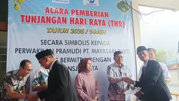 Ribuan Karyawan PT Mayasari Bakti Terima THR
