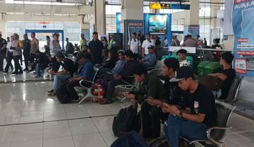 Penumpang Arus Mudik Padati Terminal Pulogebang