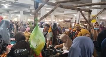 Pengungjung Mulai Membanjiri Pasar Srimangunan Pada H-4 Lebaran