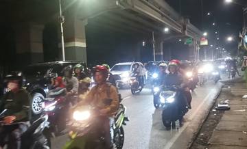 Pemudik Roda Dua Ramaikan Jalan Raya Kalimalang
