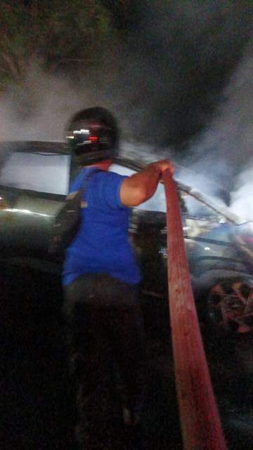 Damkar Sampang Padamkan Api Mobil Hyunday Stager Terbakar di JLS