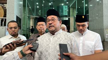 Rano Karno Salat Idulfitri di Balai Kota DKI