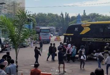 Penumpang Arus Balik Lokal Berebut Bus AKDP Patas Tujuan Surabaya di Terminal Maospati Magetan