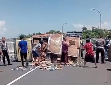 Mobil kotak terguling di Jalan Lingkar Selatan (JLS) Kabupaten Sampang
