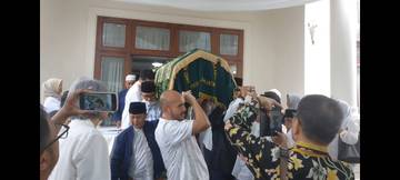 Suasana Pemindahan Jenazah Almarhumah Titiek Puspa ke Masjid