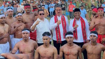 Heroik, Tradisi Pukul Sapu di Mamala Morela Maluku Tengah