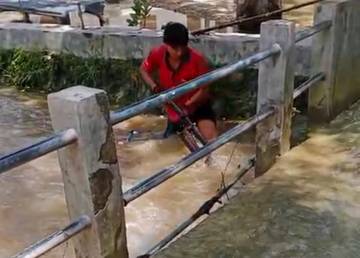 Warga Desa Panggung Sampang Bergotong Royong Bersihkan Sumbatan Sungai