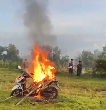 Motor Maling Dibakar Warga di Sampang