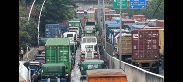 Aktivitas Bongkar Muat Penyebab Kamacetan Parah di Tanjung Priok