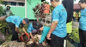Penanaman Satu Juta Pohon di Lingkungan MTsN 1 Sintang
