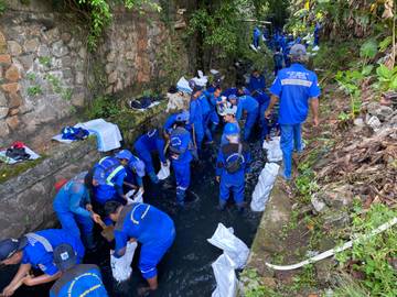 Ratusan Petugas Keruk Saluran PHB Pelita