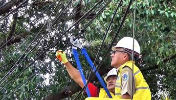 Sudin Bina Marga Jaktim Tertibkan Kabel di Lubang Buaya