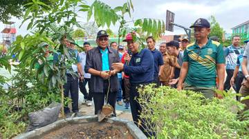 Pemkab Sintang Dorong Sekolah Aktif Lakukan Penghijauan