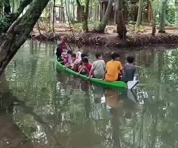Wisata Perahu di Pasar Kebbun Sumenep
