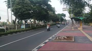 Pegawai Protokol Pemkot Jakarta Timur Tolong Korban Kecelakaan