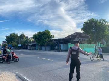 Anggota Satsamapta Polres Madiun Gelar Pengaturan Lalu Lintas