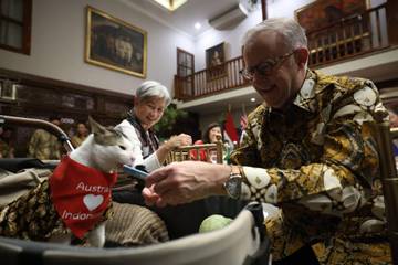 Bobby Kertanegara Dapat Hadiah Dari PM Australia