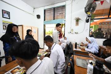 Tinjau Langsung, Wapres Pastikan Menu MBG Aman Bergizi