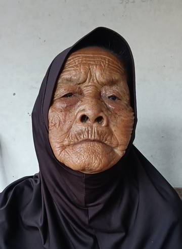 Mbah Tanem Terharu, Rumahnya Dibedah Pemkab Madiun
