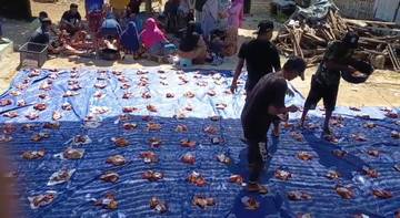 Pembagian Paket Daging Kurban di Sumenep