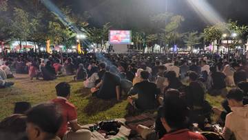 Suasana Nobar Timnas di Alun-alun Trunojoyo Sampang