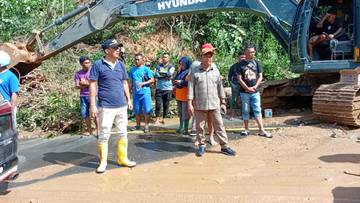 Pembersihan Material Longsor di Desa Potanga Masih Berlangsung