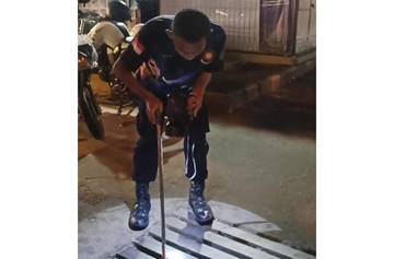 Evakuasi Kunci Motor Jatuh ke Gorong-gorong