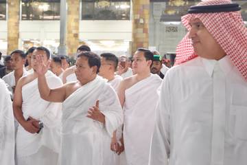 Laksanakan Umrah, Presiden Cium Hajar Aswad