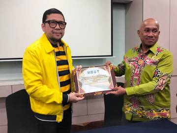 Bupati Biak Numfor Serahkan Dokumen Aspirasi DOB