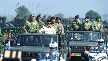Momen Presiden Inspeksi Gelar Pasukan dan Kehormatan Militer