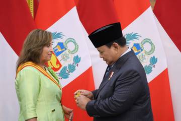 Presiden Anugerahi Bintang RI Adipurna Kepada Presiden Peru