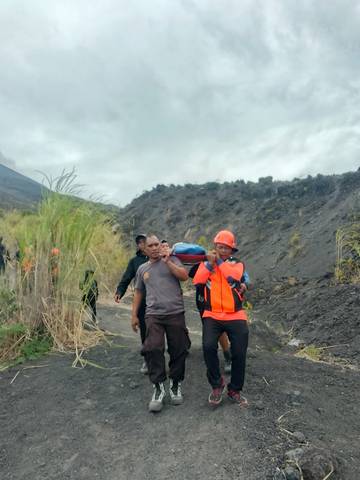 Basarnas Evakuasi Pendaki Cedera di Gunung Soputan