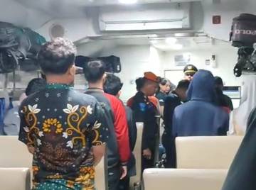 Penumpang KAI Ikuti Dengan Seksama Pembacaan Text Proklamasi 