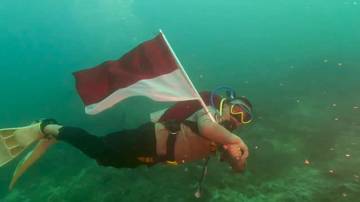 Pengibaran Bendera Bawah Laut Warnai HUT RI Ratatotok