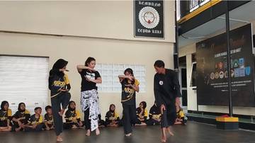 Relawan Worldpacker Perancis Kunjungi Pusat Latihan Pencak Silat