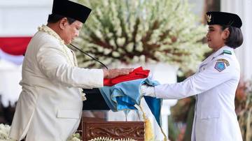 Siswi Tomohon Terpilih Bawa Baki Bendera di Istana