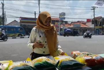 Suasana Pasar Murah Kodim/0828 Sampang